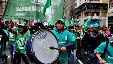 El martes hubo movilizaciones de gremios y organizaciones sociales en las inmediaciones de la Plaza de Mayo.-