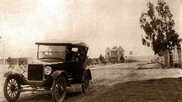 Se buscaba la equilibrada convivencia entre rodados, carretas y carruajes tirados a caballo. (FOTO: Museo Paraje Confluencia)