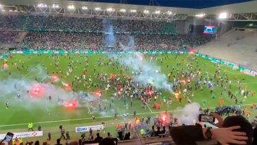 Los hinchas de Saint Etienne se enfrentaron con los de Auxerre tras perder la categoría.