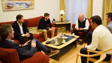 El ministro de Salud, Sandro Badilla, se reunió hoy por la mañana con representantes de la firma low cost. 8FOTO: Gentileza)