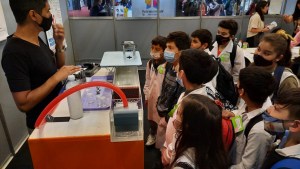 Los docentes del Instituto Balseiro llevaron ciencia y tecnología a la Feria del Libro