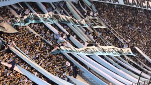 Barras de Racing se enfrentaron a hinchas de Deportivo Cali en el conurbano bonaerense