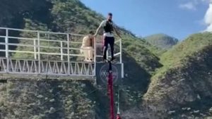 Video: la estremecedora caída de un joven que practicaba bunjee jumping en Salta