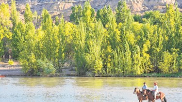 Imperdibles son las cabalgatas a la orilla del río.
