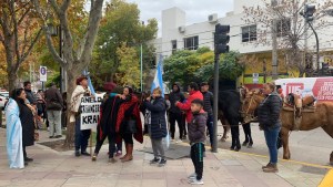 De Añelo a Casa de Gobierno en caballo por la ocupación de tierras, apunta a un exministro de Neuquén