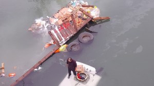 Camionero cayó al río Neuquén desde el Tercer Puente: así lo rescataron, pero el camión quedó en el agua