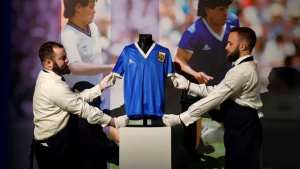 Subastaron la camiseta de Maradona en casi nueve millones de dólares: ¿quién la compró?