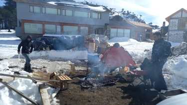 Los vecinos se turnan para acompañar al enfermero, que cuida sus cosas en la calle. (Gentileza).-
