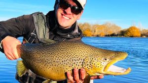 «¡Mirá lo que es esto!»: una trucha de seis kilos y el asombro de un pescador a 65 km de Neuquén