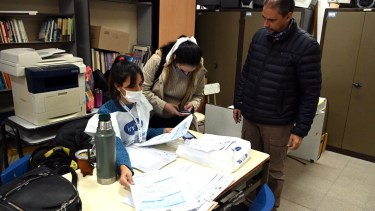 Luciano Trucchi controla la actividad previa en la escuela N° 30 de Viedma. Foto: Marcelo Ochoa.