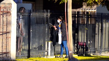 Más de 500 censistas recorren las viviendas de Villa Regina para relevar datos del censo 2022. (Foto Néstor Salas)