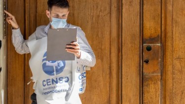 No es necesario que los censistas ingresen a la viviendas. Alcanza con mostrar el código del censo web.-