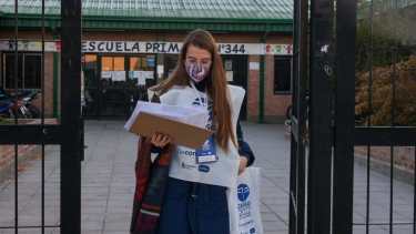 En la Escuela Primaria 244 los censistas partieron temprano tras interiorizarse de algunos cambios de último momento. (foto: Juan Thomes)
