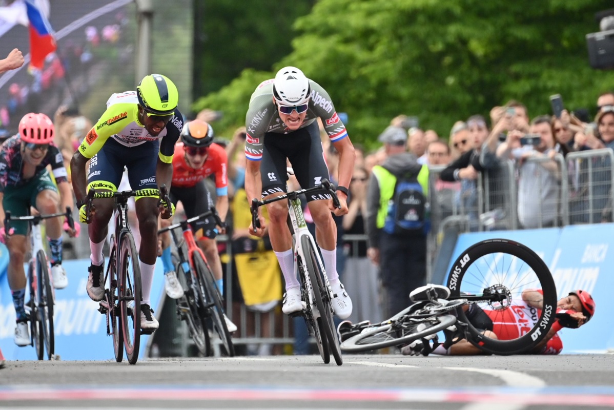 Van der Poel se quedó con la primera etapa del Giro de Italia, pero esto recién comienza. 