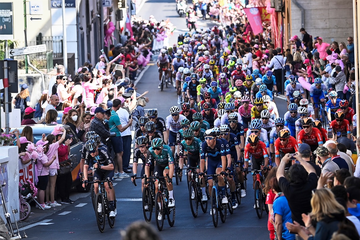 El pelotón de ciclistas en el Giro de Italia, que hoy cumplió su etapa 8. 