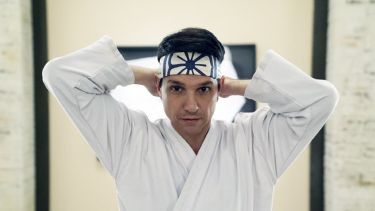 Daniel Larusso está decidido a terminar con Terry Silver. 