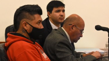 Contreras, junto a sus defensores Muñoz y Orpianessi. (Archivo/Matías Subat)