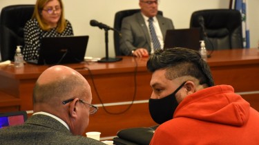 Contreras junto a su defensor Muñoz. Al fondo, la jueza Álvarez y el juez Sommer (Matías Subat)