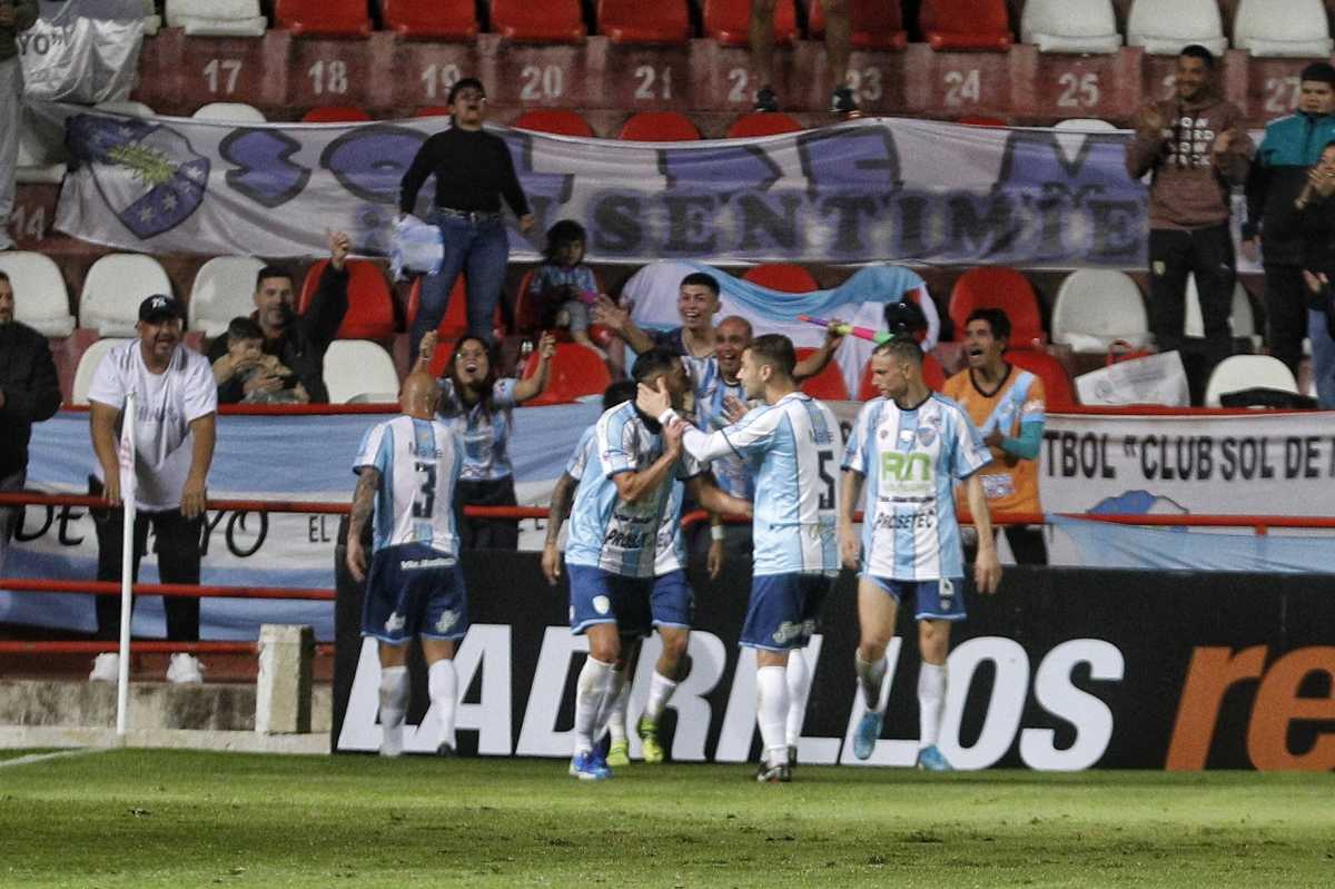Elgorriaga (3) festeja su gol con la gente de Sol de Mayo que fue hasta Santa Fe. Foto: Copa Argentina 
