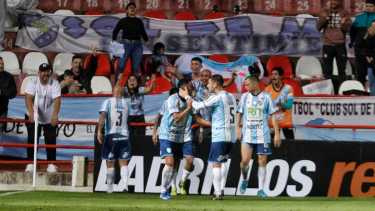 Elgorriaga (3) festeja su gol con la gente de Sol de Mayo que fue hasta Santa Fe. Foto: Copa Argentina 