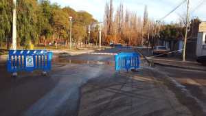 Calles congeladas: un problema que afecta el tránsito en varios puntos de Roca