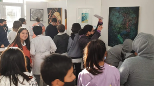 Muestra de artistas visuales locales recorre las escuelas de Viedma