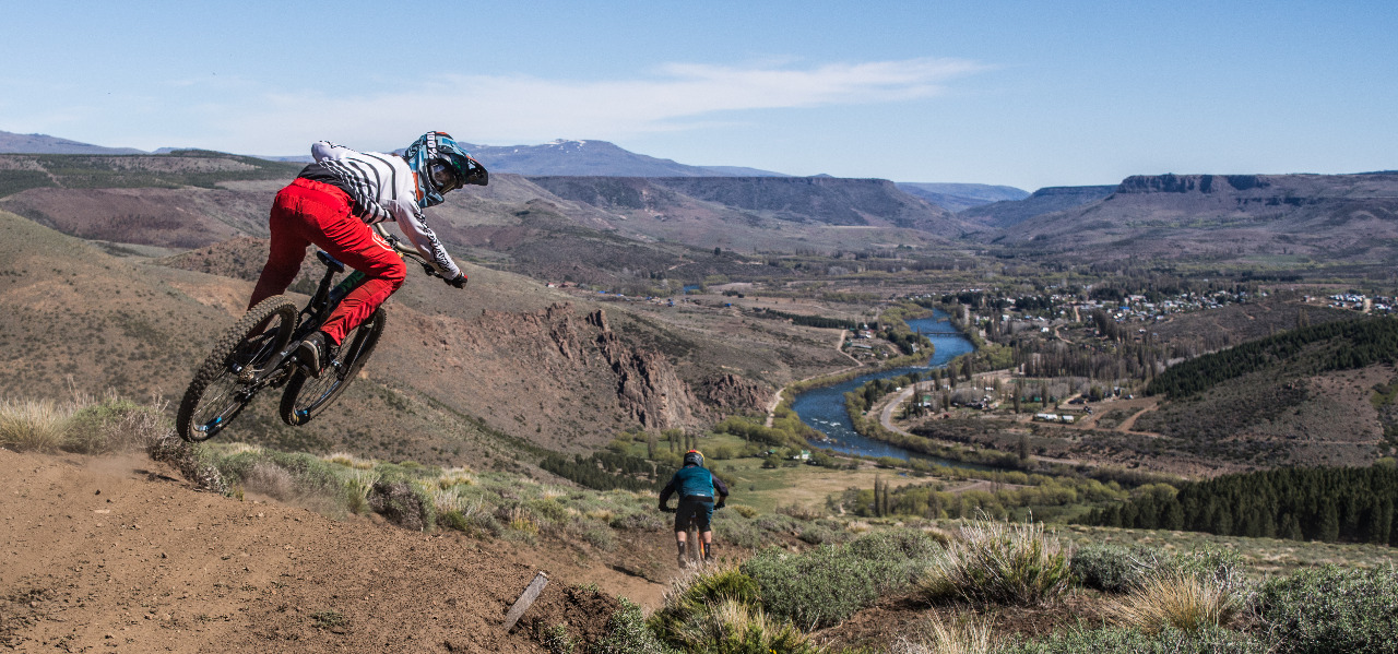 Los atletas se suben a sus bicicletas y su objetivo es llegar a la base del cerro o montaña en menos tiempo que sus competidores. Foto: Lucas Chialvo