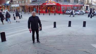 Gerardo Morales, de paseo por la calle Mitre de Bariloche.