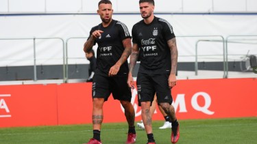 Otamendi y De Paul en la cancha donde Argentina realiza sus prácticas. 