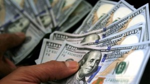 El dólar «blue» retrocedió un peso, a un promedio de $207