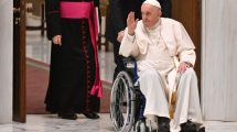 Imagen de Video: el curioso remedio que pidió el Papa Francisco para sanar su rodilla