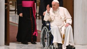 Video: el curioso remedio que pidió el Papa Francisco para sanar su rodilla