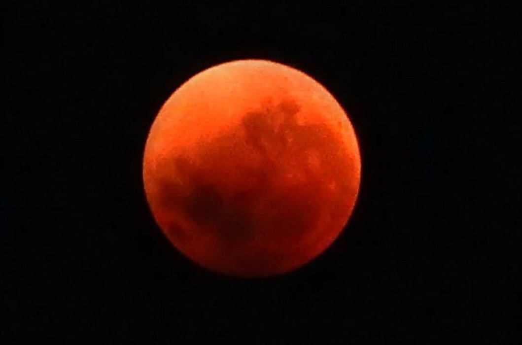 La "luna de sangre" captada desde la costa de Chubut. "Duró unos 40 minutos, las estrellas brillaban más con esa luz roja", cuenta Fotero Patagónico. 