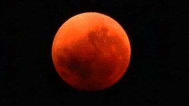 La "luna de sangre" captada desde la costa de Chubut. "Duró unos 40 minutos, las estrellas brillaban más con esa luz roja", cuenta Fotero Patagónico. 