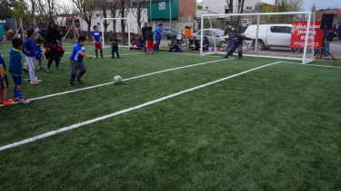 La cancha se inauguró hace cuatro años, para que los chicos y chicas puedan acceder a los deportes de forma gratuita. FOTO ILUSTRATIVA. (prensa Gobierno).-