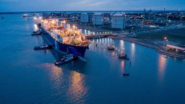 Royón detalló que es muy probable que en invierno del año que viene opere un segundo buque regasificador.