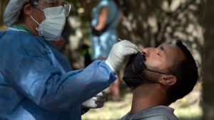 Los contagios de coronavirus aumentaron casi un 100% en una semana en Argentina