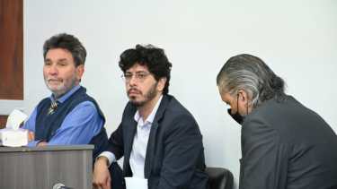 Marques (derecha) junto a sus defensores. (Florencia Salto) 