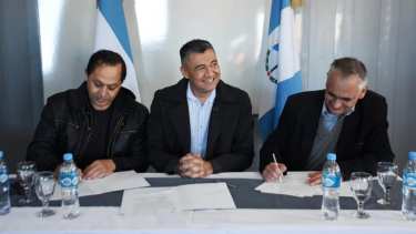 La firma del convenio se realizó este lunes. Foto: Municipalidad de Añelo.