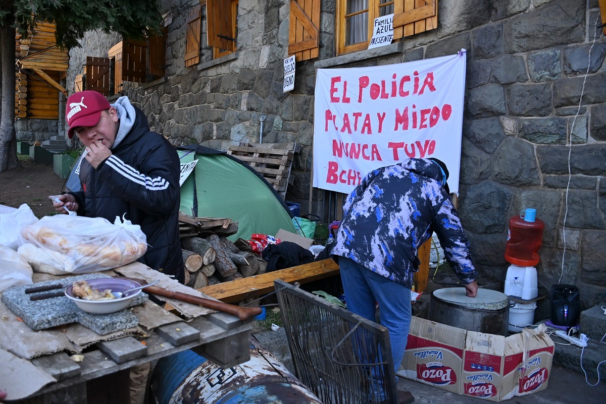 Los manifestantes protestaron este miércoles con una olla popular frente a la Unidad Regional Tercera de Bariloche. (foto Alfredo Leiva)