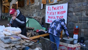Con olla popular, policías reclamaron un aumento salarial de casi el 80% en Bariloche