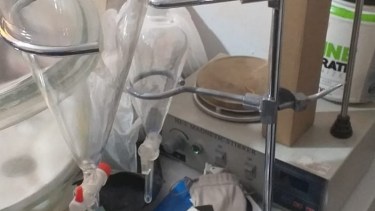 Se secuestraron recipientes, medidores, instrumental de laboratorio, así como sustancias de corte y precursores químicos, tales como acetona y etanol. Foto gentileza.