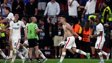 Rafael Santos Borré festeja tras anotar el último penal para Frankfurt, campeón de la Europa League. Fotos: AP