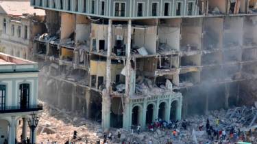 El hotel de cinco estrellas tenía 96 habitaciones, dos restaurantes y una piscina en la azotea. 