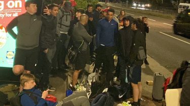 Un grupo de hinchas del Liverpool fue estafado por aficionados de su clásico rival.