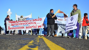 Trabajarores de la Salud mantienen un corte de la Ruta 22 en Chichinales. (Foto Néstor Salas)