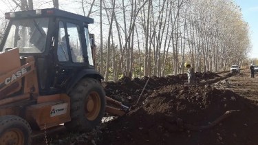 Las reparaciones y cambios en las cañerías de Chacra Monte forman parte del Plan Castello, en Roca. Foto Gentileza.