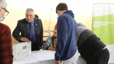 Para la entrega debieron estar presentes los tutores de los menores. Foto gentileza
