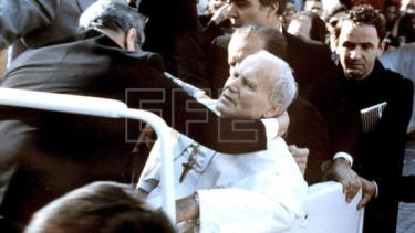 Juan Pablo II fue atacado en la plaza San Pedro del Vaticano.  Foto: EFE