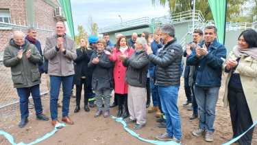 En el corte de cintas estuvieron funcionarios y vecinos de distintos barrios de la zona sur de Roca. (foto: Luis Leiva)